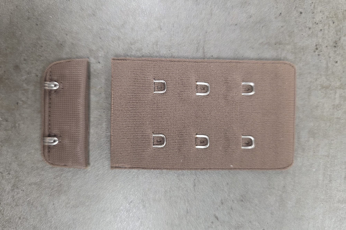 Sluiting Taupe 2 haaks Soys Kantjeboord