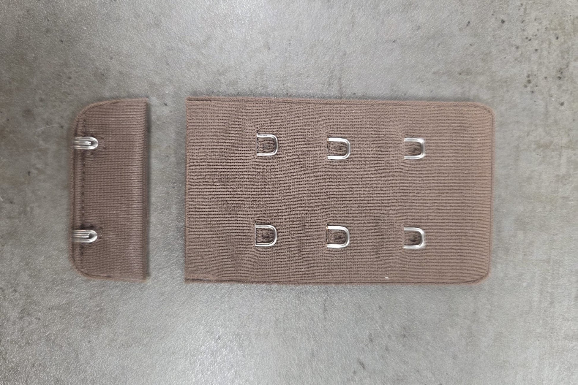 Sluiting Taupe 2 haaks Soys Kantjeboord